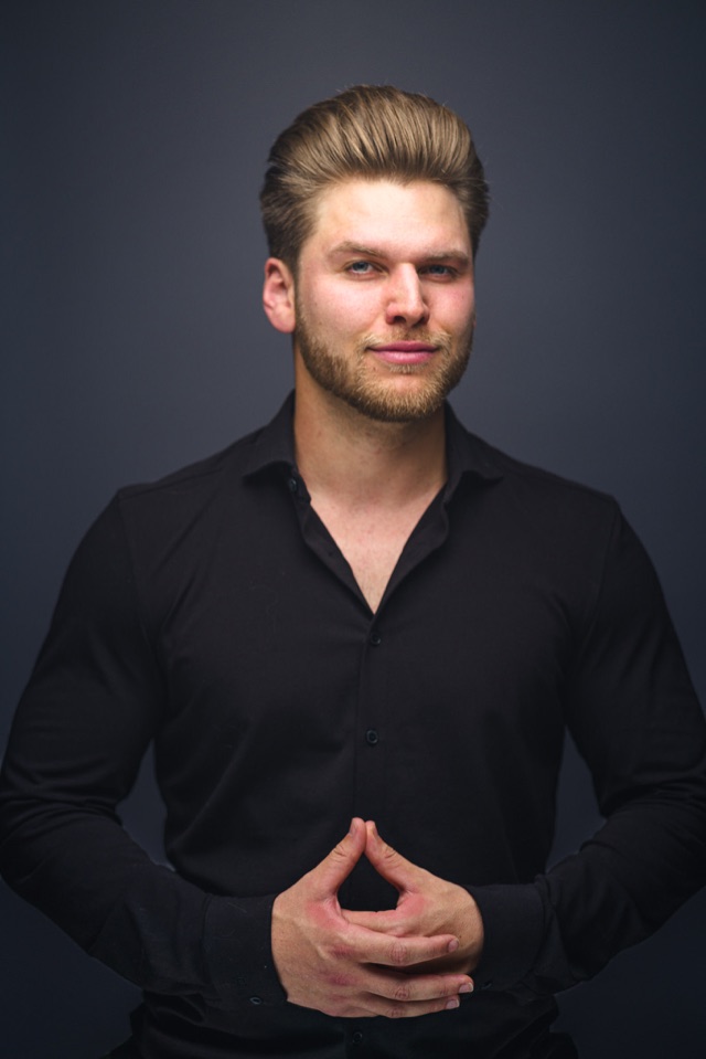 Justin Laule im schwarzen Hemd