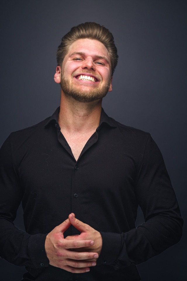 Justin Laule lächelnd im schwarzen Hemd